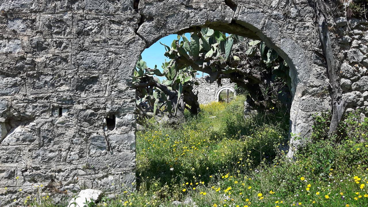 Castle Hotel Himare Exterior foto